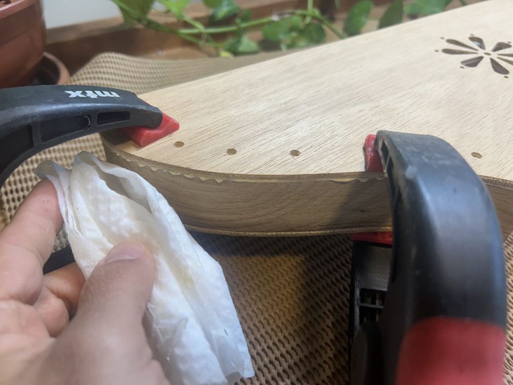Limpar o excesso de cola e aguardar pelo menos 30 minutos com os grampos colocados