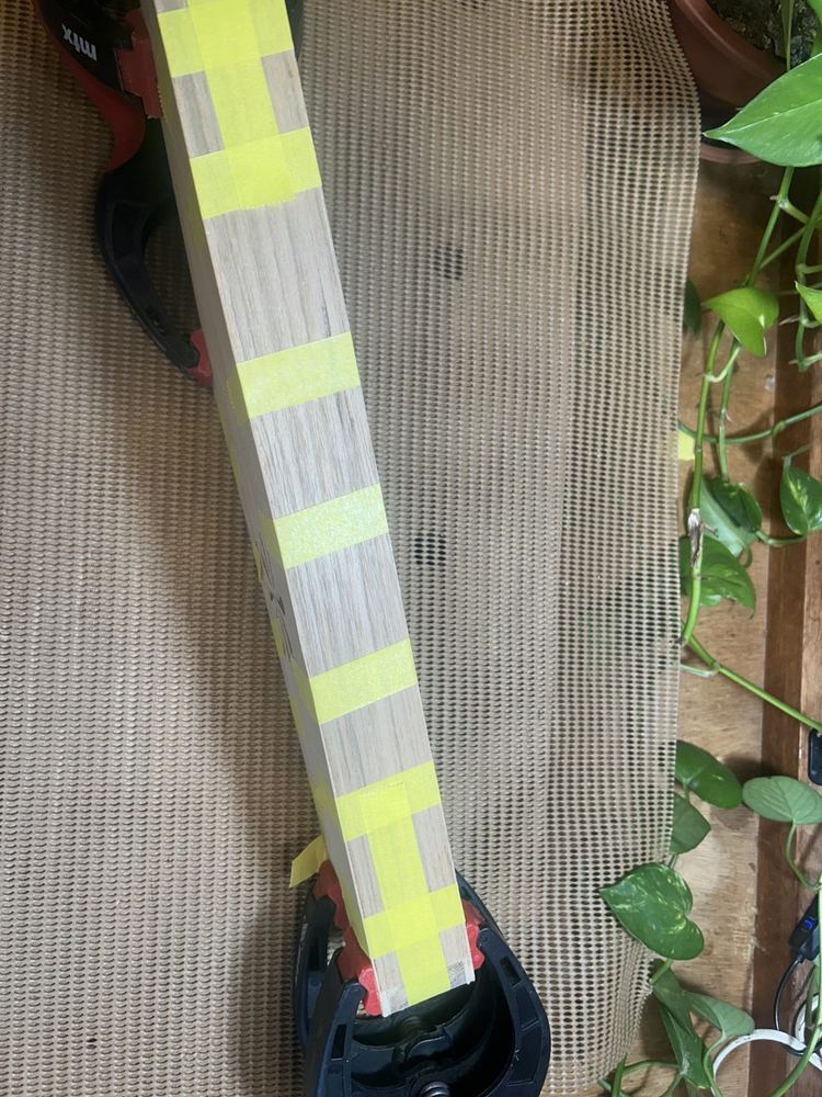 Aplique a fita crepe pressionando a lateral como um sanduíche, a faixa deve ficar na mesma linha da extremidade do tampo e fundo, sem saliências