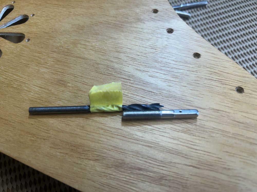 Use uma broca de 4mm para a furação dos pinos. Marque 2cm com uma fita — esta furação não atravessa até o fundo