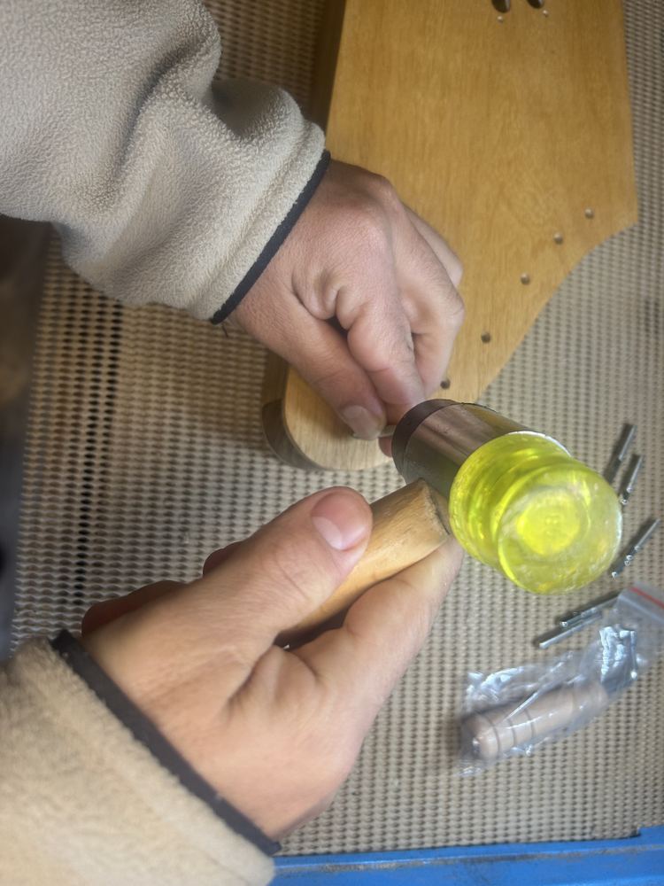 Aprofunde o pino em torno de 5 a 7mm com a ajuda de um martelo. O impacto é absorvido pelo bloco maciço, não pelo tampo